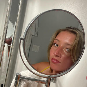 Meet your Posher, Chloe